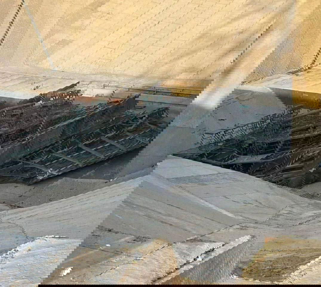 Общий план чаши пускового уширения и сложной стальной платформы стартовой площадки с видимыми опорными элементами конструкции.