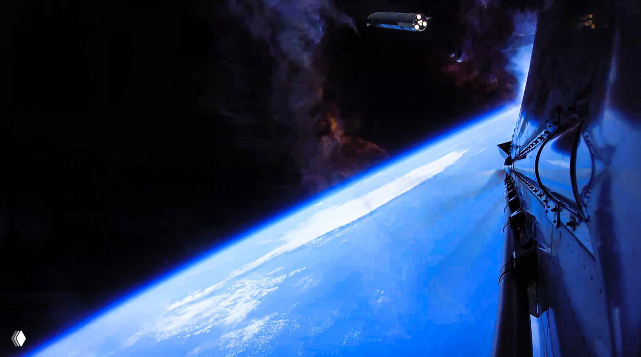 Кадр с бортовой камеры Starship: аппарат в полёте на фоне изгиба горизонта и темно-голубой атмосферы Земли.