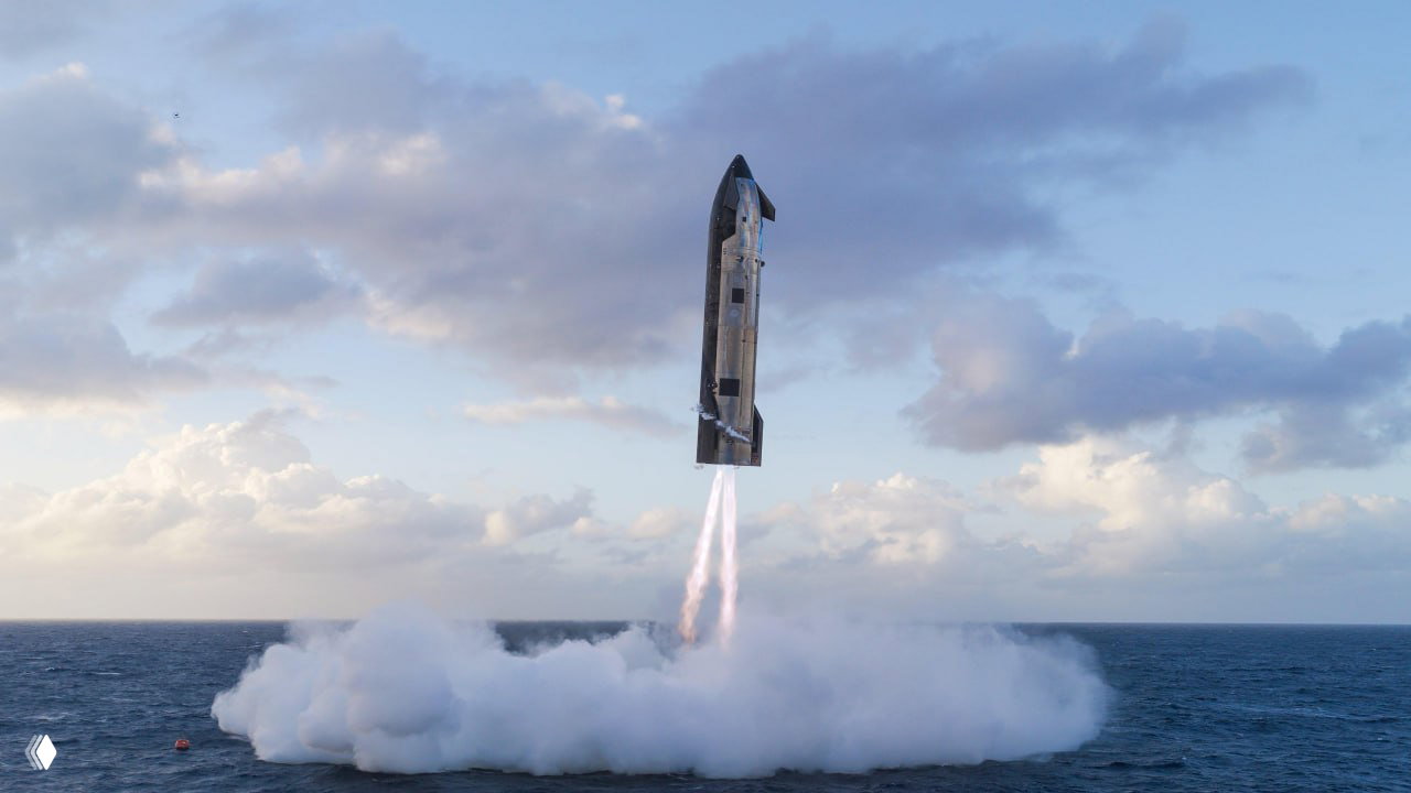 Приводнение прототипа Starship в Индийском океане: корабль вертикально опускается над водой, вокруг поднятая белая облачная воронка.
