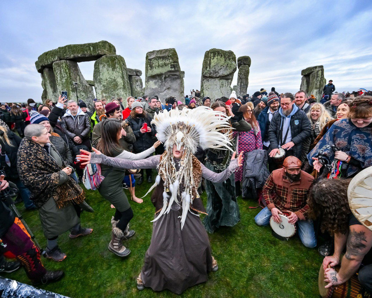 Тысячи отметили зимнее солнцестояние у Стоунхенджа