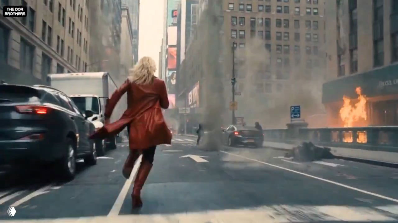 Кадр из фильма The Dor Brothers: женщина в красном пальто бежит по улице среди дыма и горящих машин — динамический эпизод, созданный нейросетью.