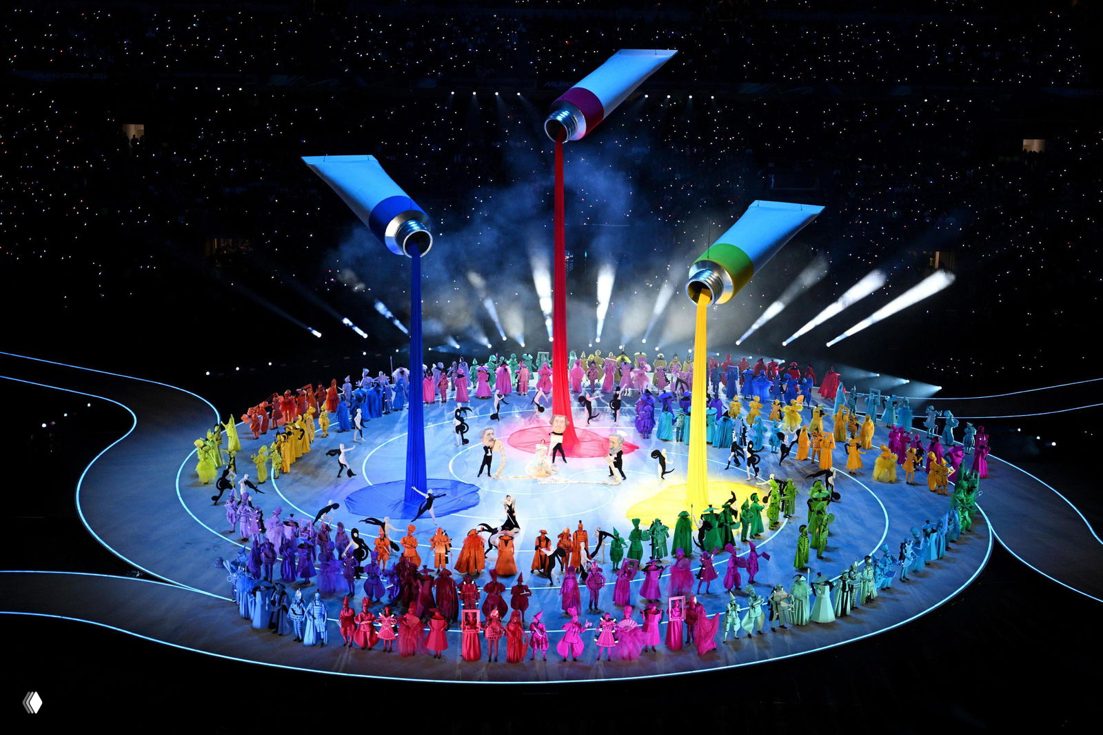 Калейдоскопный номер с тремя гигантскими тюбиками и разноцветными лентами краски, артисты в ярких костюмах на круглой сцене стадиона — шоу открытия Игр.