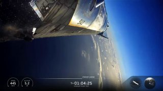 Кадр части корабля Starship во время суборбитального полёта над Землёй: вид корпуса, облака и линия горизонта.