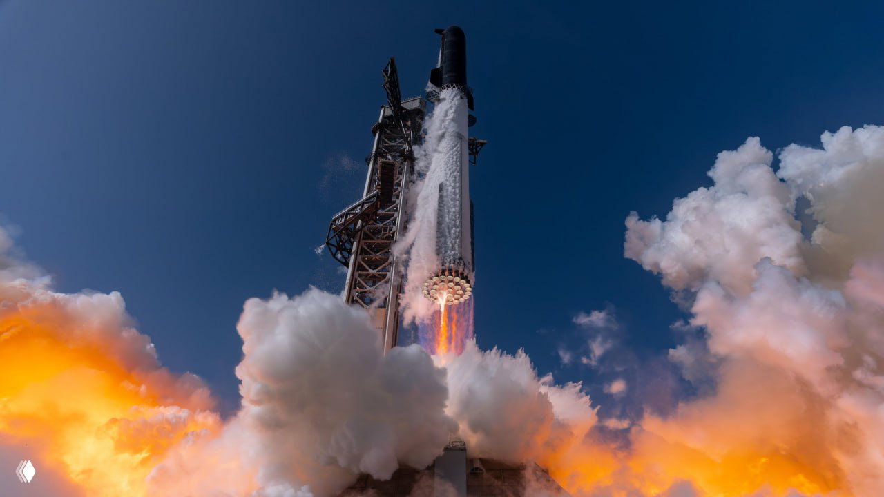 Ракета-носитель Starship на старте: вид сбоку через клубы дыма и огня, стремительный подъём над стартовой площадкой и техническим оборудованием.
