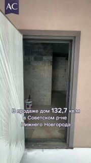 Узкий вертикальный кадр с видом на дверной проём и внутреннюю черновую отделку, видна надпись о продаже и логотип агентства на изображении.