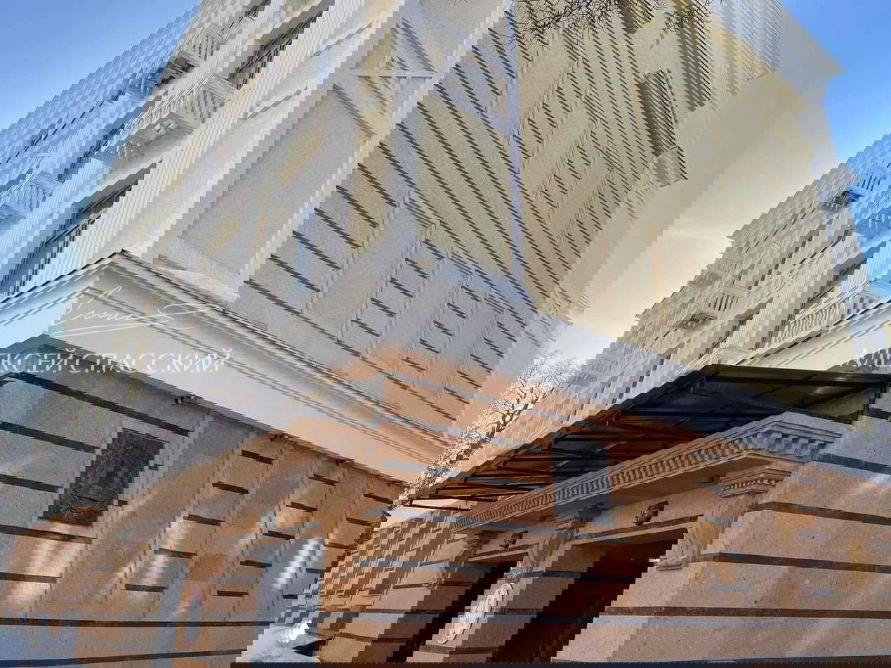 Вид дворовой части жилого комплекса «Дворянский»: фасады, застеклённые лоджии и элементы благоустройства на фоне зелёных насаждений.