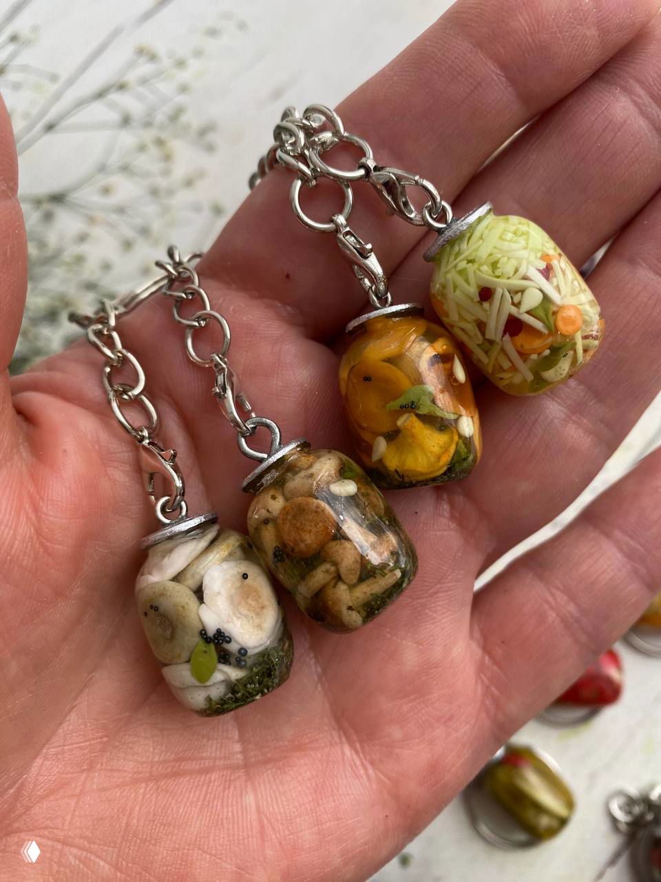 Миниатюрные подвески-баночки с крошечными грибочками и декоративными элементами в руках автора — варианты подарков и украшений от мастера.