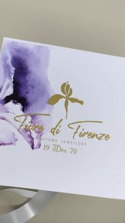 Ещё один ракурс коробки Fiore di Firenze с акцентом на золотой логотип и текстовую часть оформления упаковки.