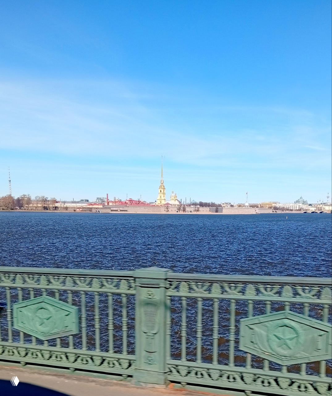 Вид на Неву и Петропавловскую крепость с набережной Санкт‑Петербурга — спокойный городской пейзаж, связанный с местом презентации книги.