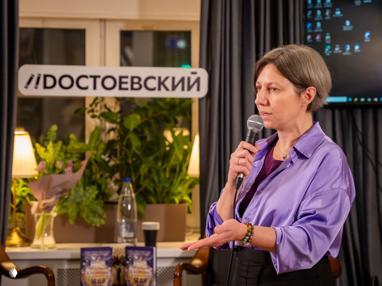 Три отпечатанных экземпляра книги «Чудный сборник» в фокусе, видно оформление обложки с иллюстрацией и название, тираж на выставке.