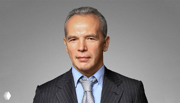 Портрет мужчины в деловом костюме на светлом фоне; официальный снимок, используемый как иллюстрация материала.