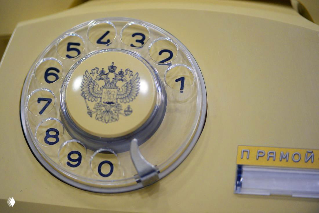 Чиновники покупают отдельные телефоны и SIM для Max