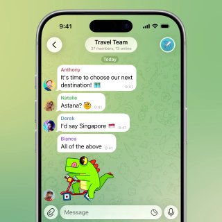 Скриншот мобильного интерфейса Telegram с перепиской, реакциями и стикерами — иллюстрация улучшенной визуальной подачи сообщений и опросов.