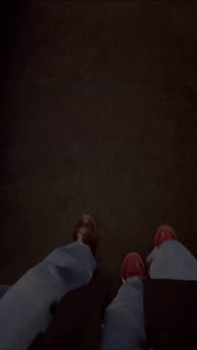 Кадр снизу: ноги участников в обычной обуви на тёмном полу, фрагмент видео с мастер-класса — видны босоножки и кроссовки.
