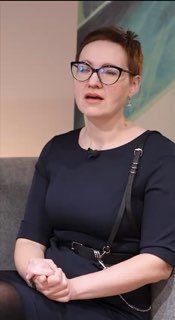 Портрет Алены Николаевой — женщина в очках и тёмном платье, сидит в офисе; фото иллюстрирует представление ипотечного консультанта ГК «САР».