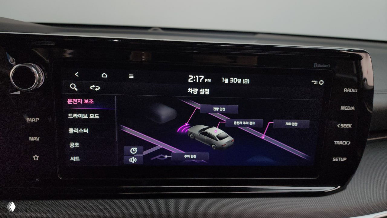Мультимедийный сенсорный экран Kia K5 с картой и настройками автомобиля, интерфейс на корейском языке, режимы и визуализация автомобиля