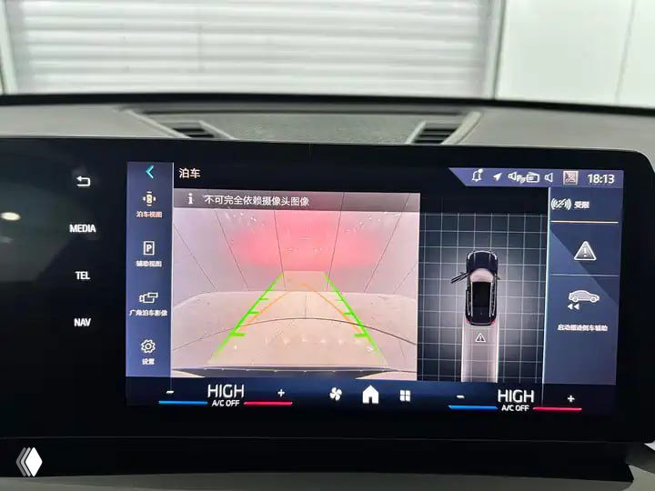 Крупный план мультимедийного экрана и камеры заднего вида BMW X1, показана панель и интерфейс парковочной камеры.