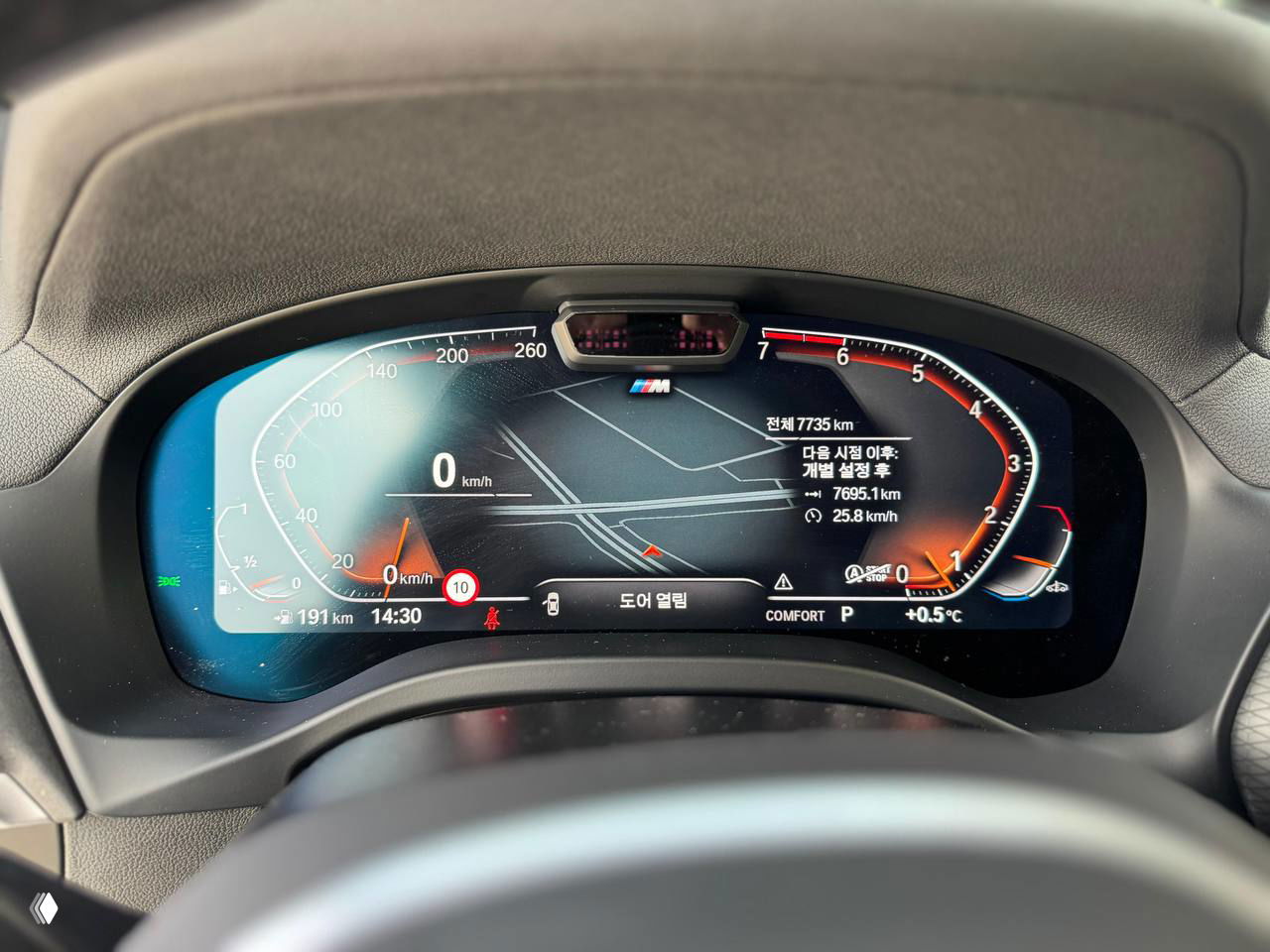 Цифровая приборная панель BMW с крупным экраном, показывает пробег около 7 735 км и индикаторы в режиме COMFORT.