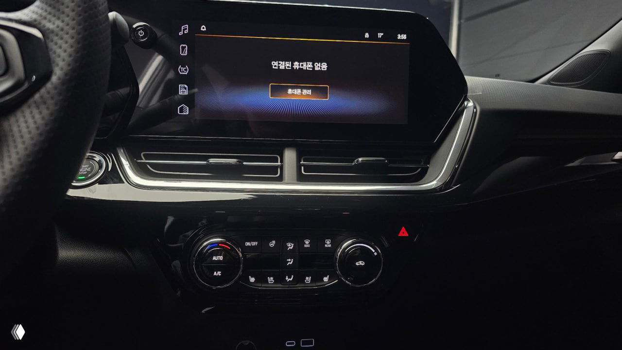 Фрагмент центральной консоли Chevrolet Trax: мультимедийный экран и органы управления климатом и мультимедиа крупным планом.