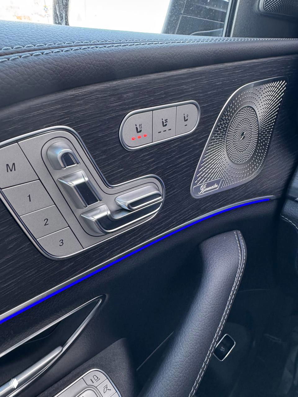 Задние сиденья Mercedes‑Benz GLS 450d: чёрная кожа, просторный задний ряд и вентиляционные дефлекторы для пассажиров второго ряда.