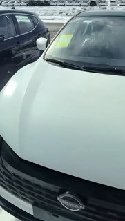 Крупный план приборной панели, руля и мультимедийного экрана Nissan Qashqai — обзор рабочей зоны водителя и центральной консоли.