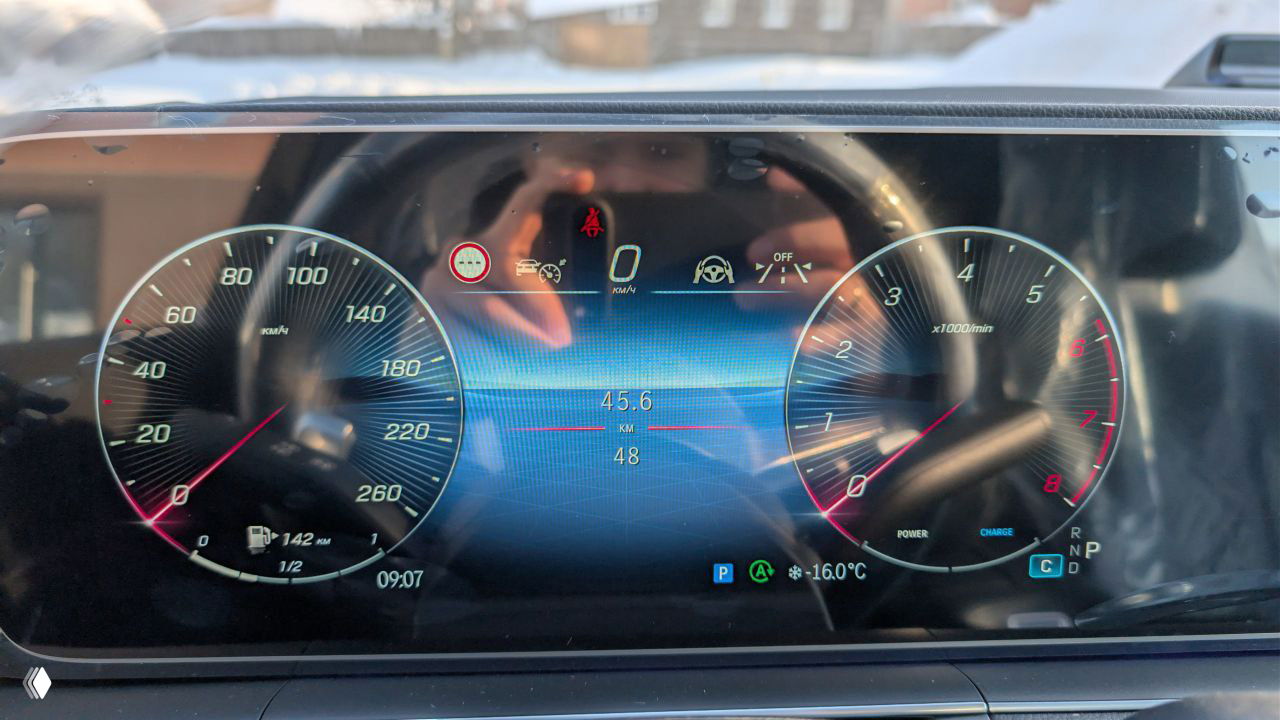 Цифровая приборная панель Mercedes‑GLE: спидометр и тахометр в цифровом оформлении, на экране показан пробег 34 км и индикаторы состояния автомобиля.