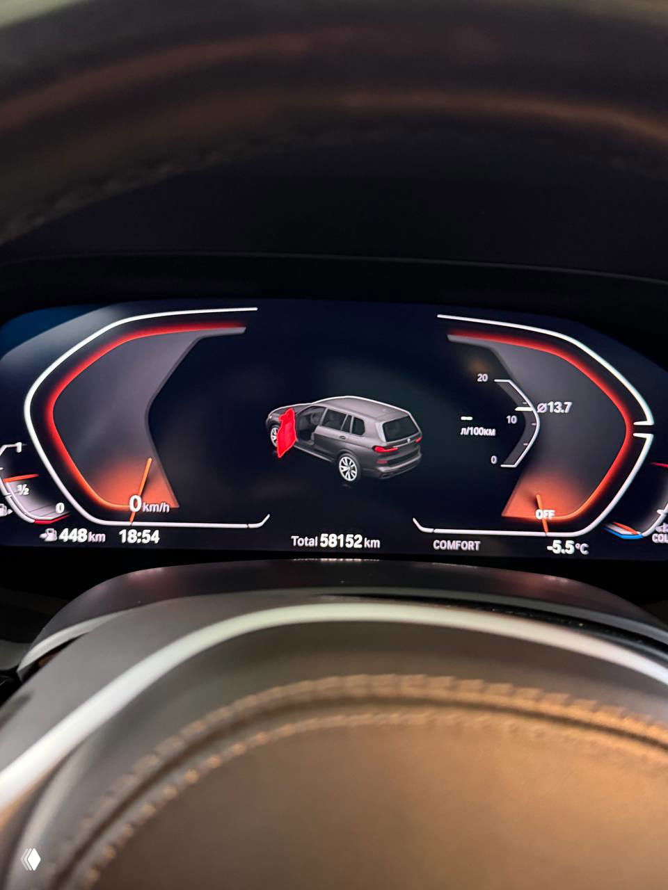 Цифровая приборная панель BMW X7 с показаниями одометра около 58 152 км, отображение дверей и расхода топлива, интерфейс в режиме COMFORT.
