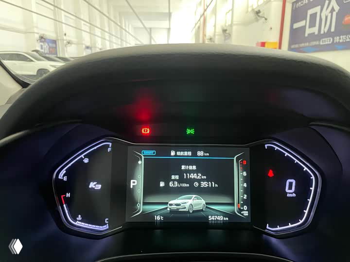 Комбинация приборов и бортовой компьютер Kia K3: показаны показания километража, индикаторы и графика на центральном дисплее.