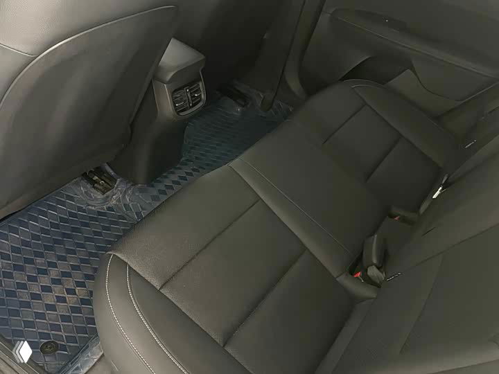 Задний ряд сидений Kia K3: обивка, пространство для пассажиров и вид подголовников, показано состояние заднего места в салоне.