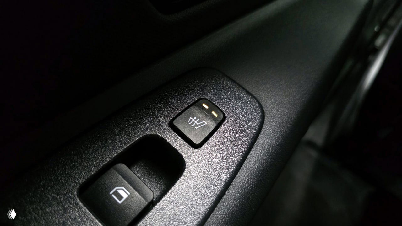 Макро-фотография кнопки обогрева или регулировки на дверной панели Hyundai AVANTE, вид текстуры пластика и подсветки индикатора работы функции.