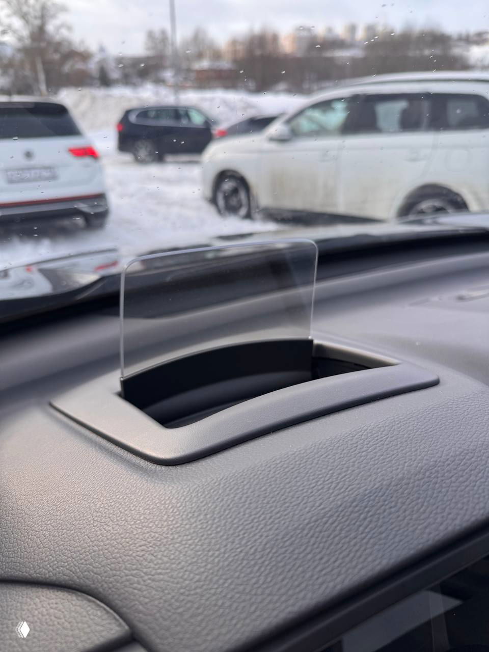 Выдвижная проекция (HUD) на приборной панели Honda CR‑V 2021 крупным планом, прозрачный экран поднят и виден на фоне лобового стекла.