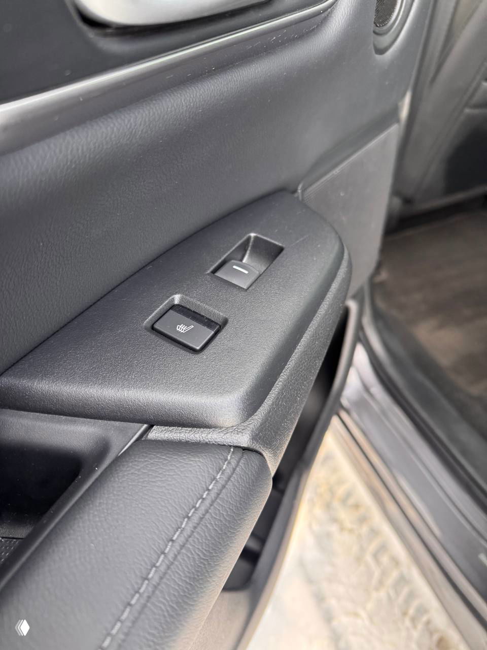 Кнопка обогрева и элементы управления на дверной панели заднего ряда Honda CR‑V 2021: крупный план подлокотника и кнопки подогрева.