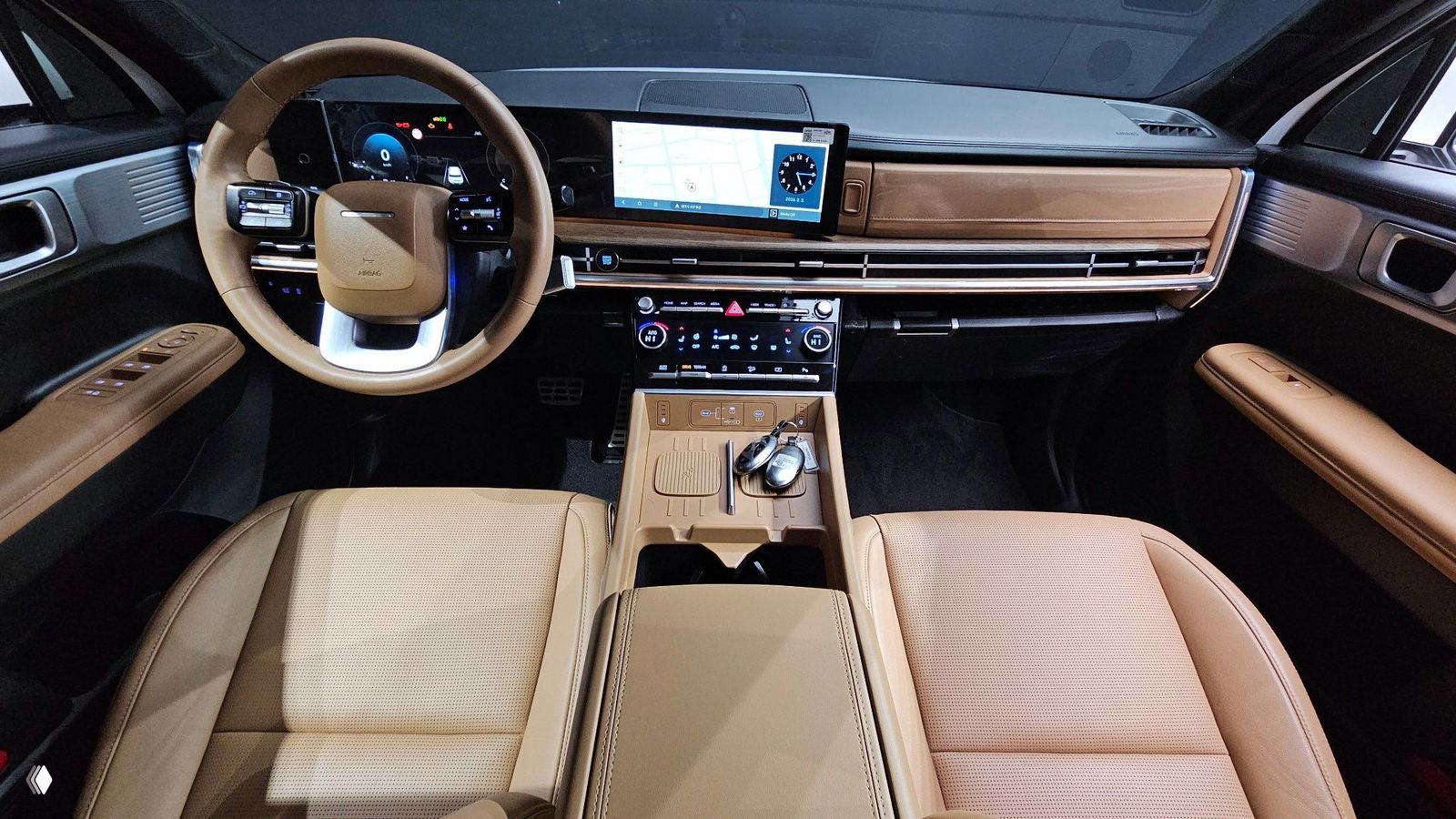 Центральная консоль и приборная панель Hyundai Santa Fe MX5: двухэкранная мультимедийная панель, деревянные вставки и руль в салоне.