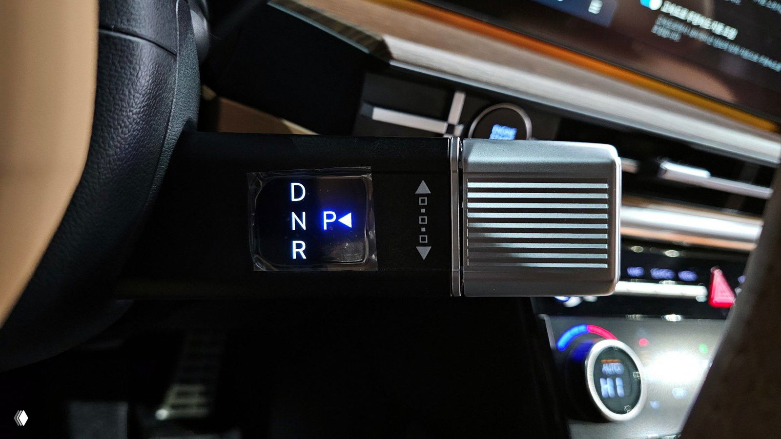 Крупный план селектора передач с индикаторами D/N/R/P и элементов управления на рулевой колонке Hyundai Santa Fe MX5.