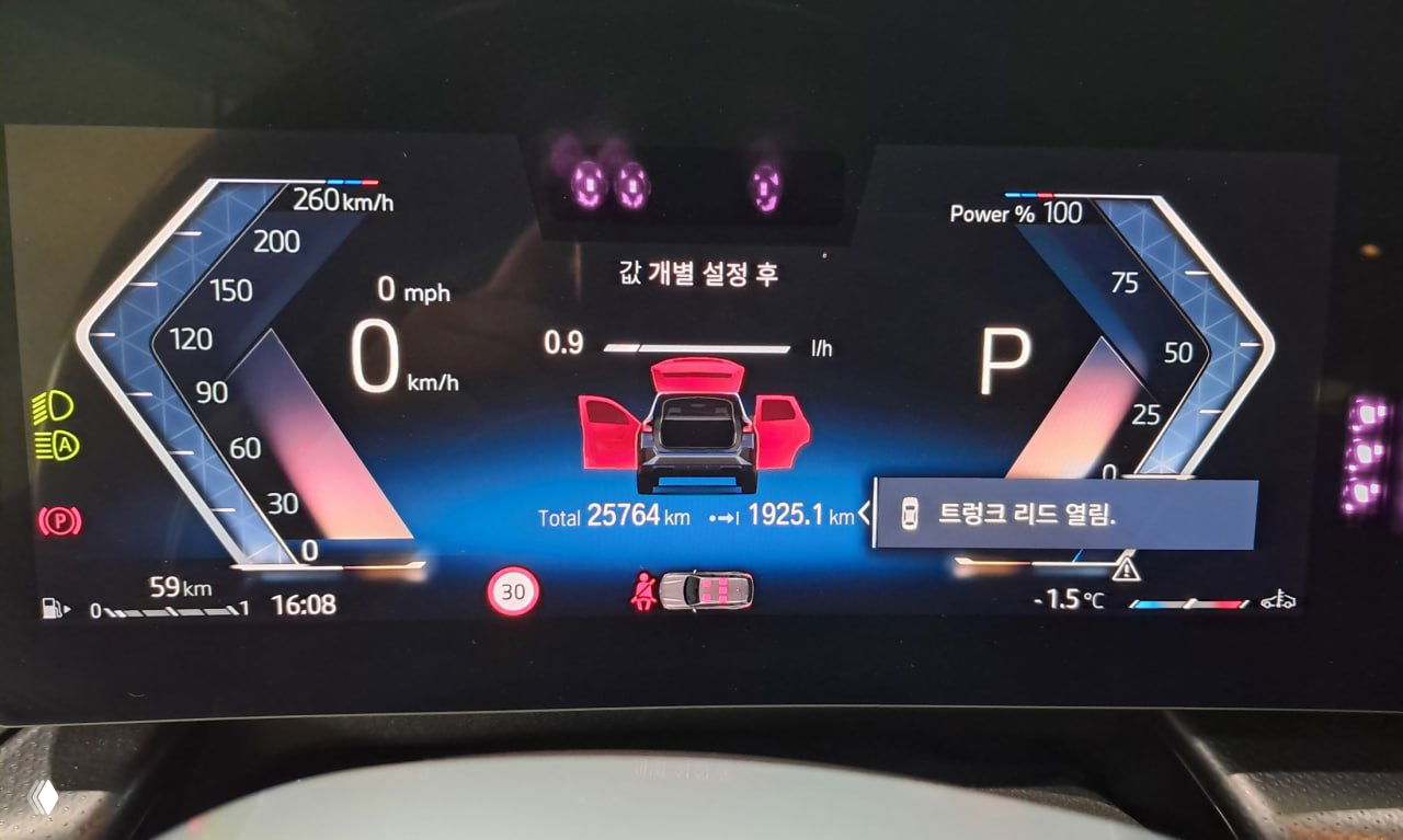 Цифровая приборная панель BMW X1 с показаниями пробега около 25 764 км, индикаторами скорости и топлива, интерфейс частично на корейском языке.