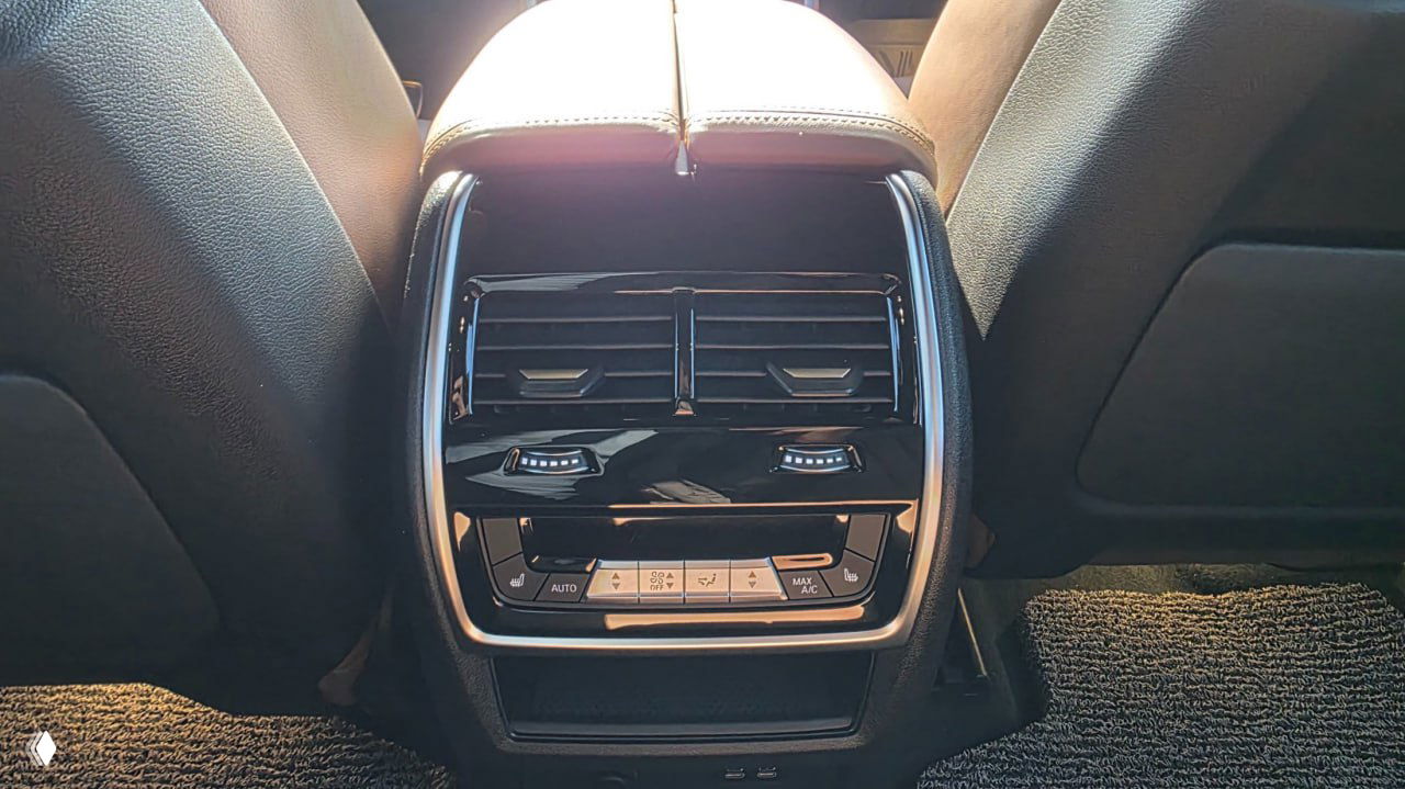 Задний блок климат-контроля и воздуховоды BMW X5, вид между передними и задними сиденьями, панели управления и подсветка.