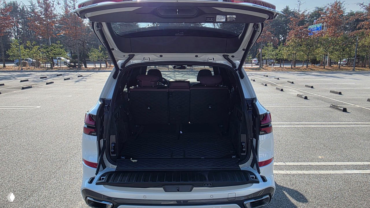 Открытый багажник BMW X5 xDrive 40i 2023 года, объём и ровный пол, вид на внутреннюю отделку грузового отсека и заднюю кромку кузова.