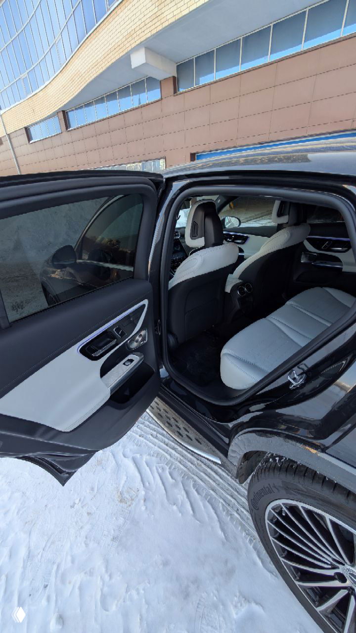 Открытая задняя дверь и вид на задний ряд сидений Mercedes GLC 300 Coupe, белая кожаная обивка и порог с алюминиевыми накладками, зимняя площадка