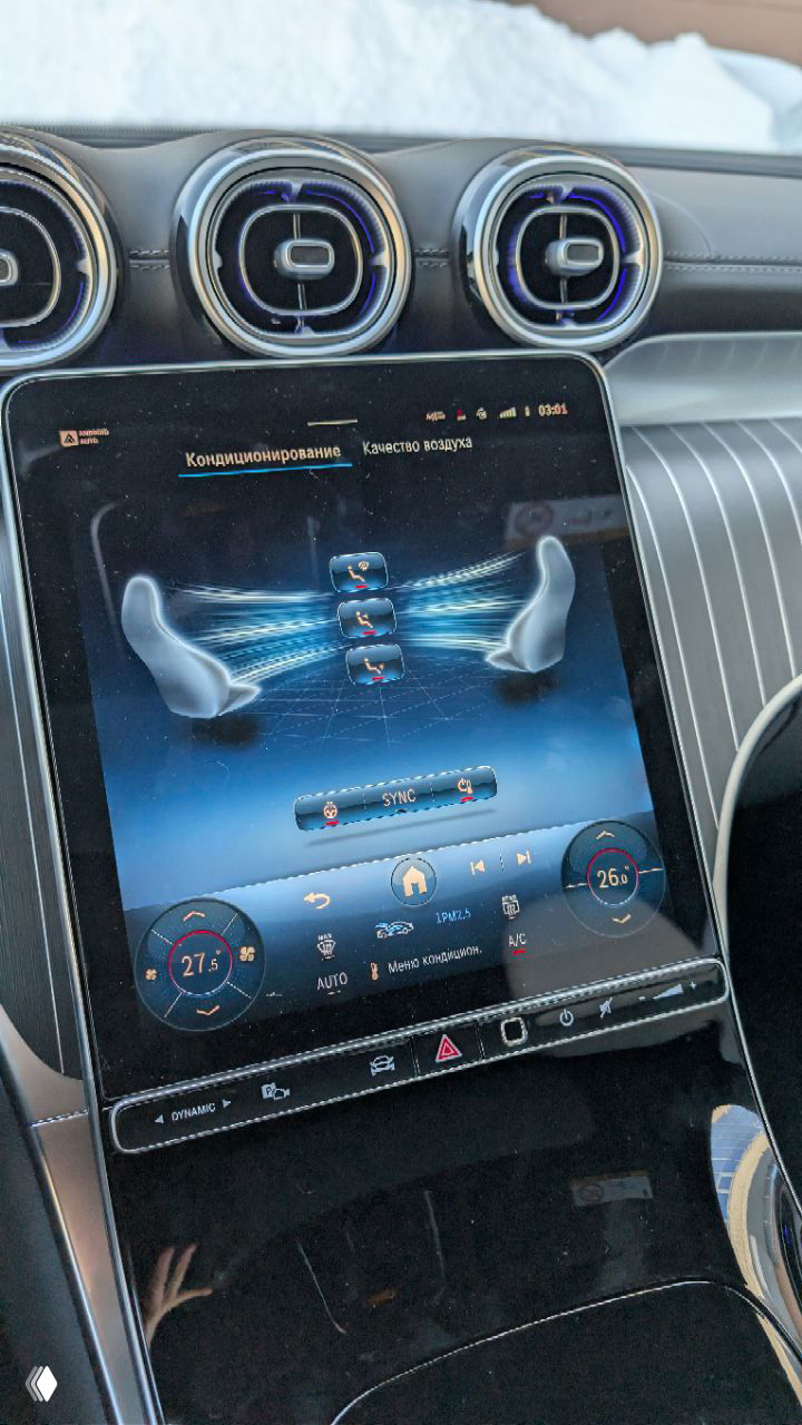 Центральный сенсорный экран мультимедийной системы Mercedes GLC 300 с отображением климата и графикой распределения воздуха, крупный план панели управления