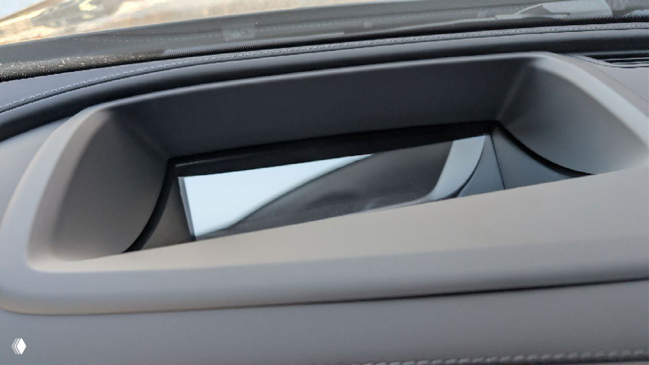 Крупный план приборного HUD и декоративной ниши на торпедо Mercedes GLC 300, элементы оформления и обзор ветрового стекла на парковке