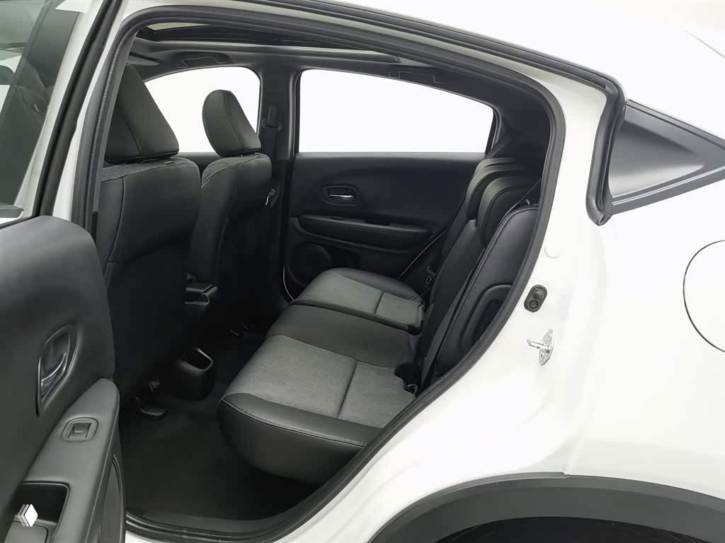 Задний ряд Honda XR‑V: открытая задняя дверь, три посадочных места, чёрно‑серая обивка и достаточное пространство для пассажиров на фото.