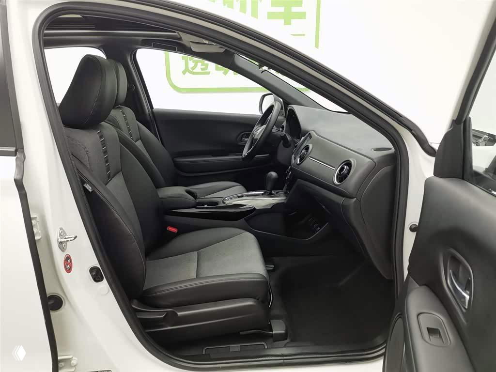 Интерьер Honda XR‑V: открытая передняя дверь, чёрно‑серые тканевые сиденья, торпедо и рулевое колесо — состояние салона видно на фото.