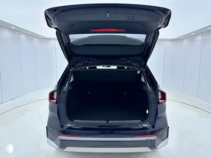 Открытый багажник BMW X1 с видимой глубиной и отделкой, демонстрация свободного пространства в кузове кроссовера.