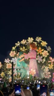 Большая цветочная платформа на карнавале Вьяреджио: световые проекции, артисты в костюмах и сотни зрителей на фоне сумеречного неба и моря.