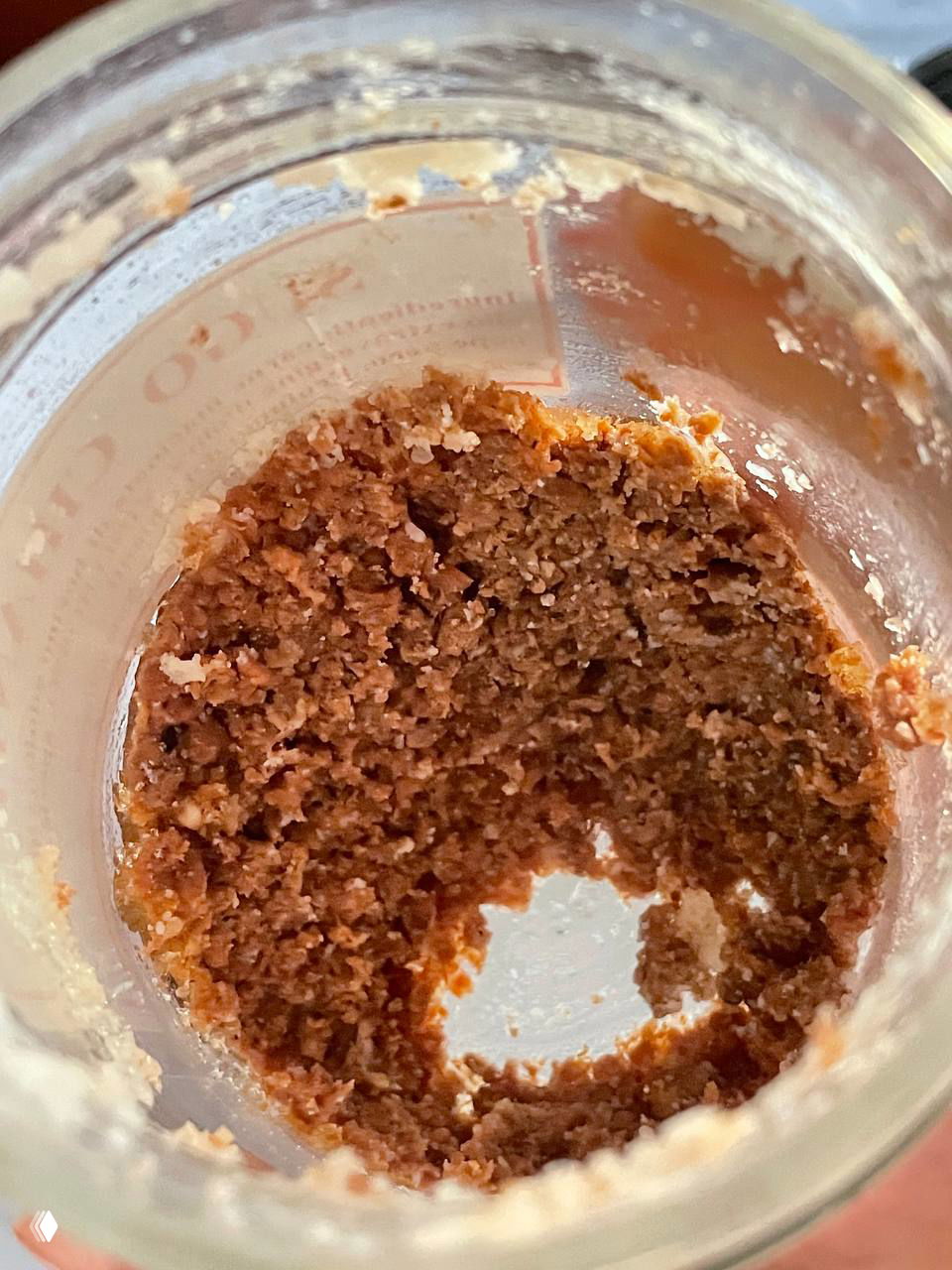 Крупный план внутри открытой банки: кусочки тушёной говядины-пасты с маслом и текстурой, видно, что продукт готов к смешиванию со спагетти, домашняя подача.