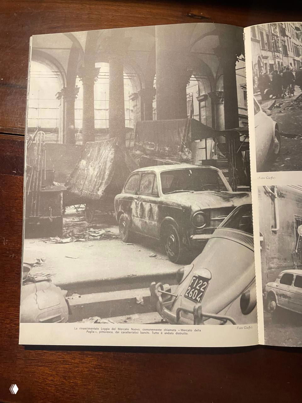 Страница книги с фотографией затопленного внутреннего дворика и повреждённых автомобилей после разлива Арно в Флоренции