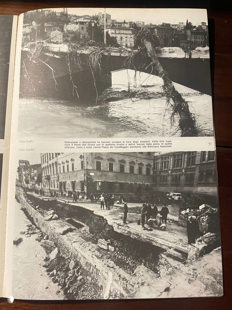 Фотография обрушенного моста и береговой зоны с обломками и размытым берегом после наводнения Арно