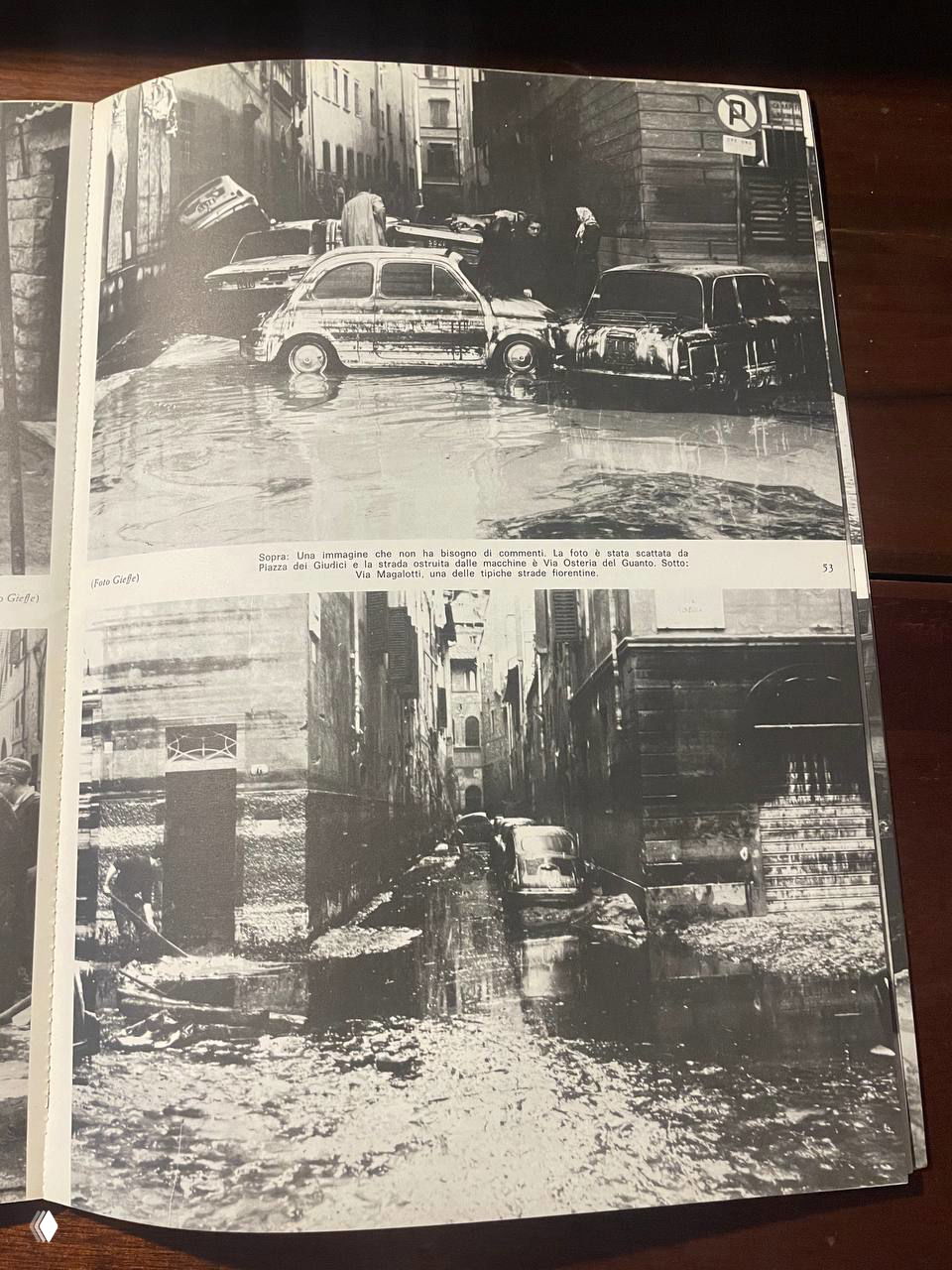 Две панорамные чёрно-белые страницы с кадрами затопленных улиц Флоренции и людей на фоне разрушений