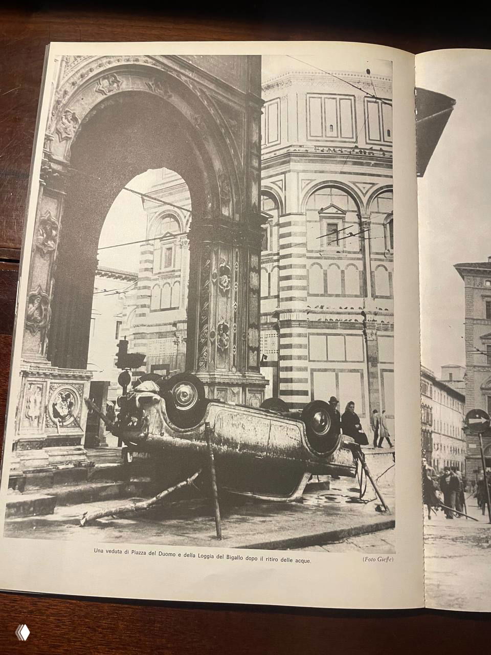 Страница с фотографиями опрокинутых автомобилей и затопленных переулков возле собора Дуомо во Флоренции