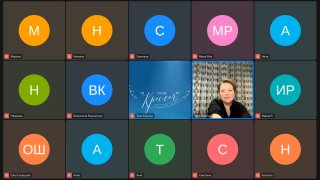 Скриншот вебинара: сетка видеоконференции с участниками, окно ведущей Юлии Аверьяновой и брендирование «Крылья» на синем фоне.